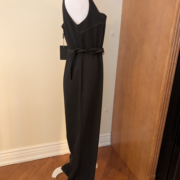 Sleek Black Sleeveless Jumpsuit with Notch Neck and Belt - Picture 3 of 5